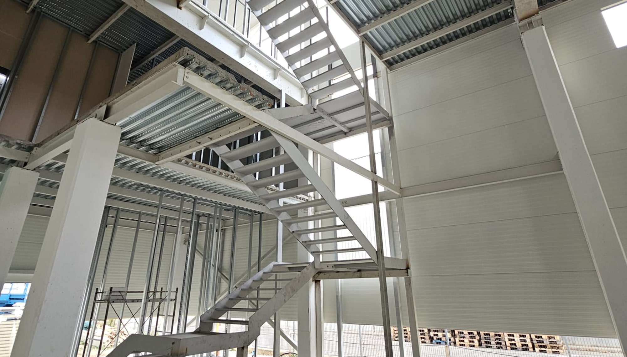 Realizam diverse structuri și confecții metalice, proiectăm și executăm soluții personalizate.