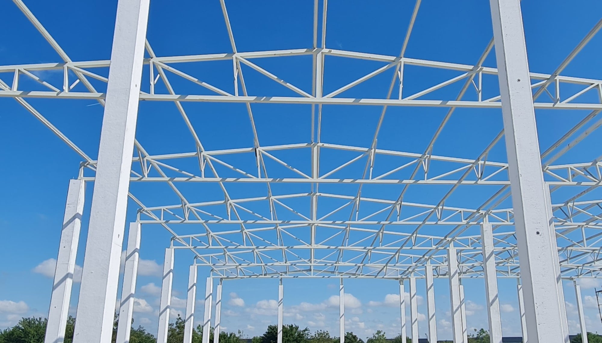 Construcții hale pe structură metalică pentru domeniile industrial, comercial, birouri.